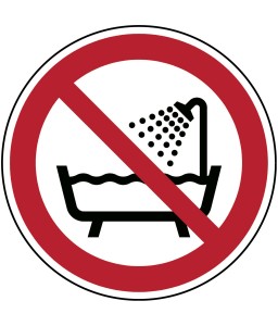 P026 - Μην χρησιμοποιείτε τη συσκευή σε μπανιέρα, ντους ή δεξαμενή με νερό