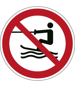 P058 - Απαγορεύεται η ρυμούλκηση στο νερό